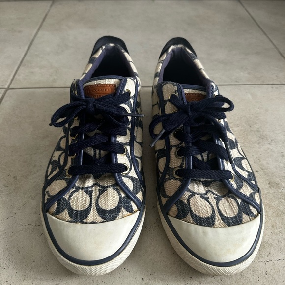 Coach - Picture 2 of 3